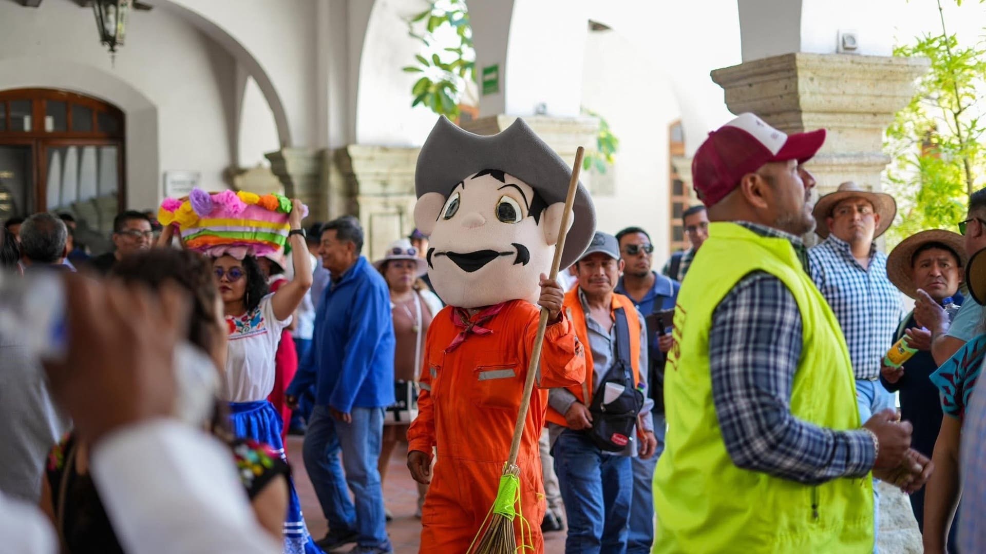 Celebra la capital a sus barrenderos con música de banda Celebra la capital a sus barrenderos con música de banda