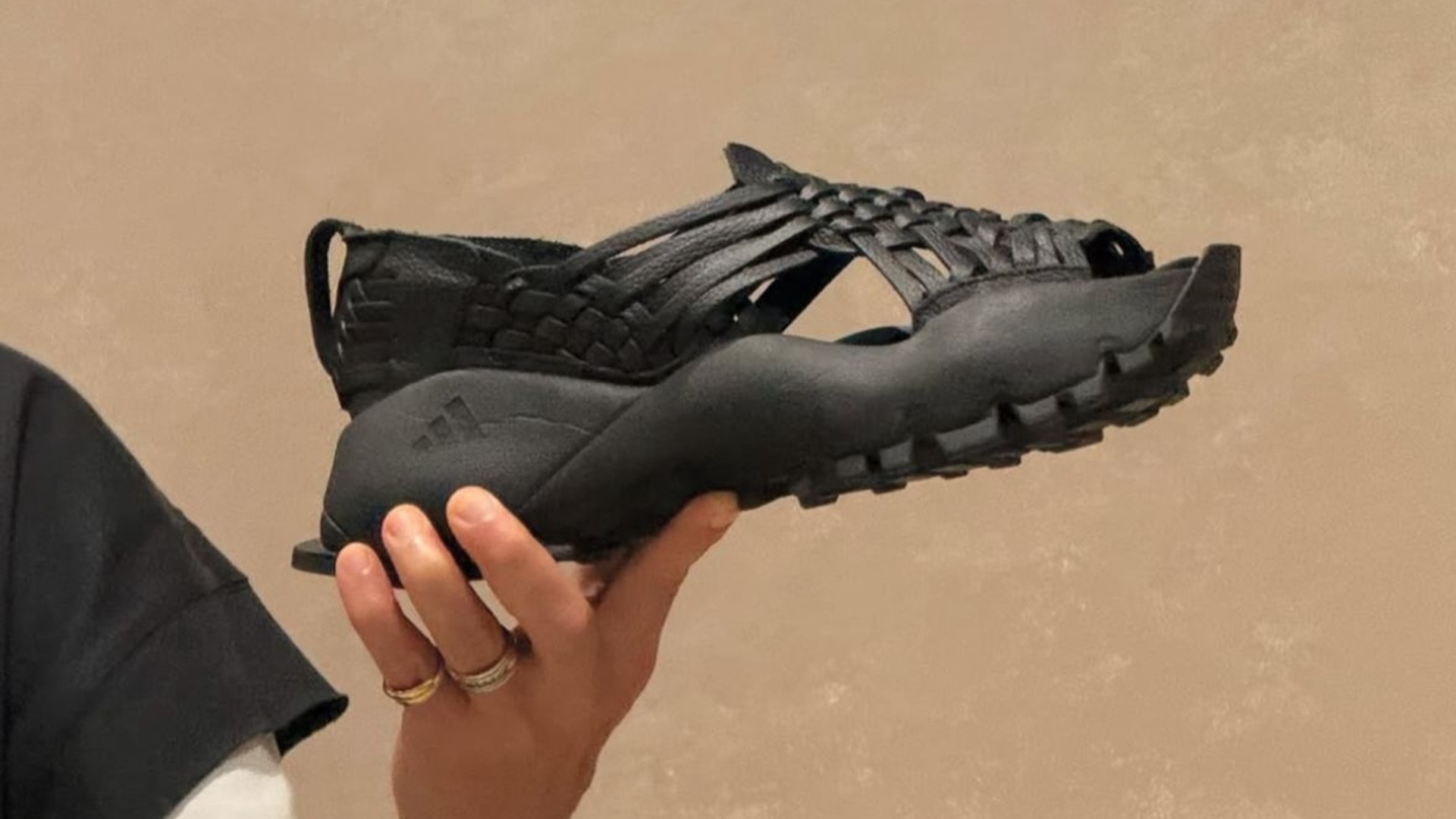 Exige Jara Cruz a Adidas suspender venta de huaraches Oaxaca Slip On