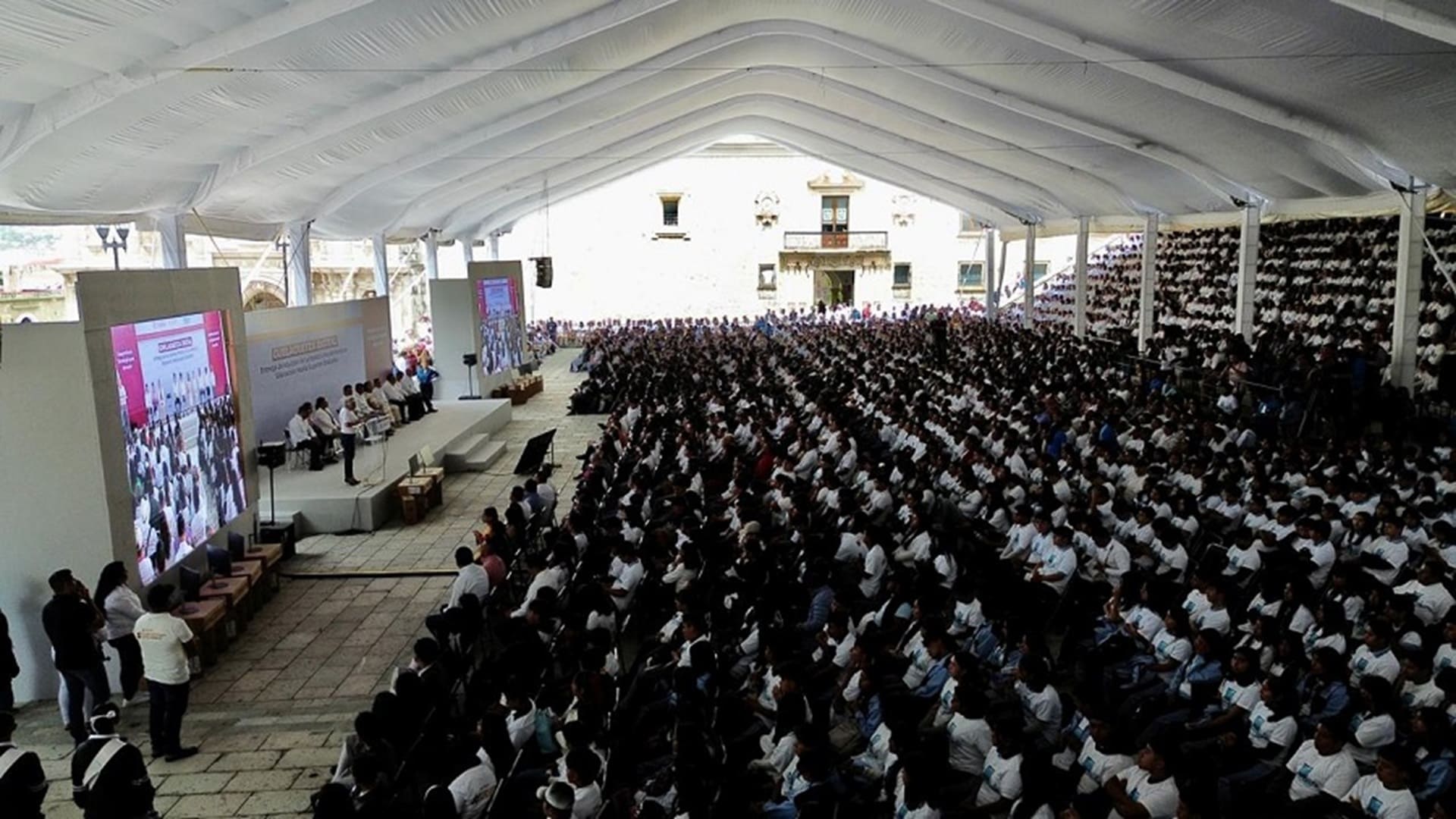 Modernizan con equipo de cómputo a 302 instituciones de educación media superior Modernizan con equipo de cómputo a 302 instituciones de educación media superior