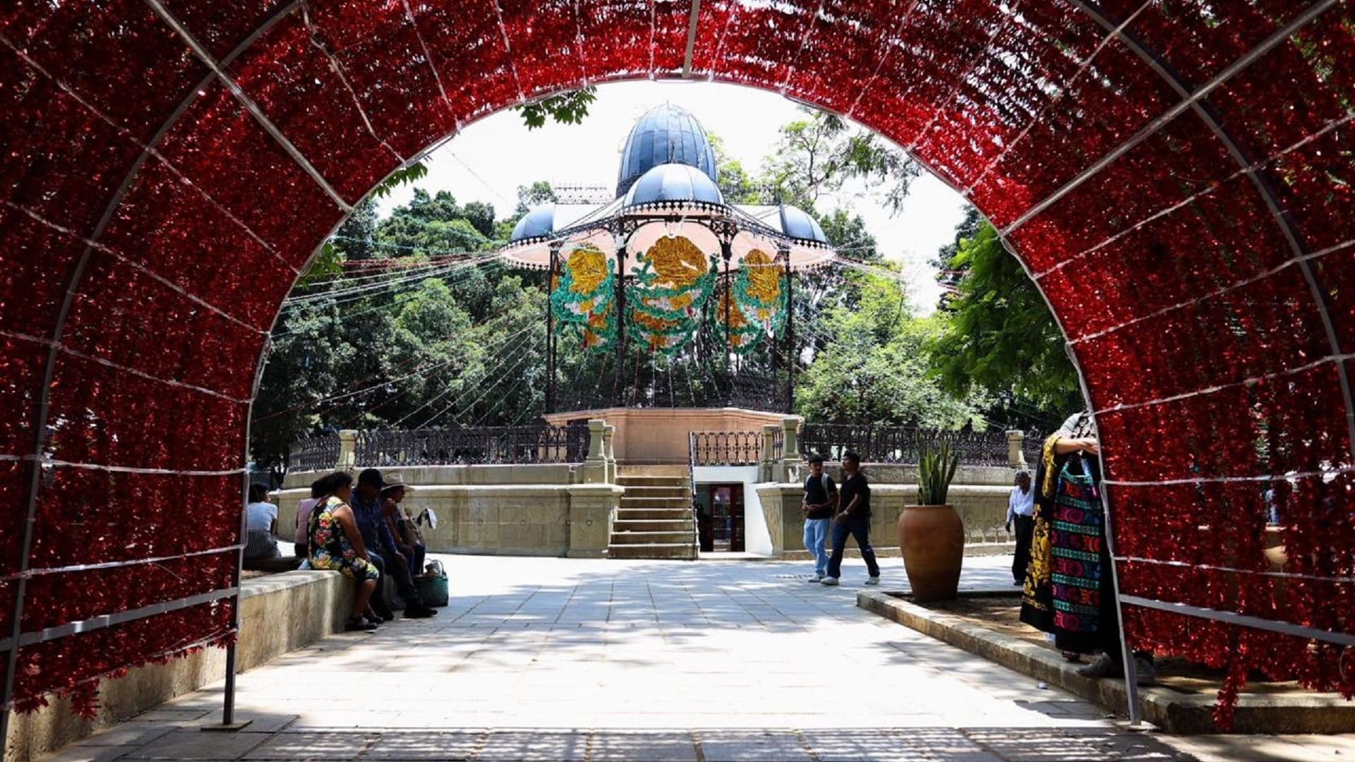 Centro Histórico de Oaxaca se viste de colores patrios durante septiembre