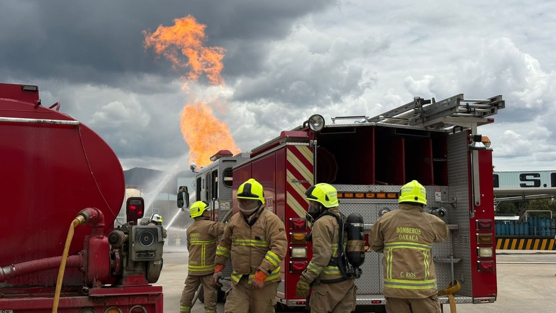 Capufe garantiza libre tránsito a bomberos en todas las casetas de Oaxaca