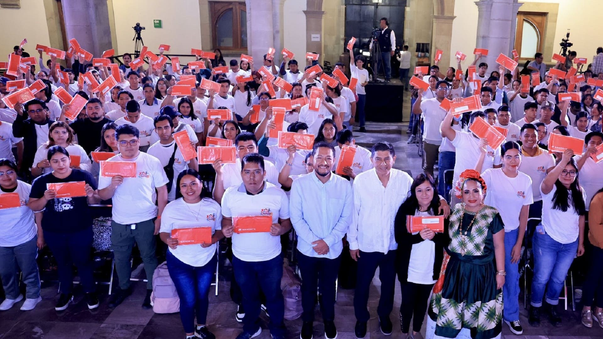 Mi Primera Chamba en Oaxaca entrega 1,500 tarjetas del programa a jóvenes Mi Primera Chamba en Oaxaca entrega 1,500 tarjetas del programa a jóvenes