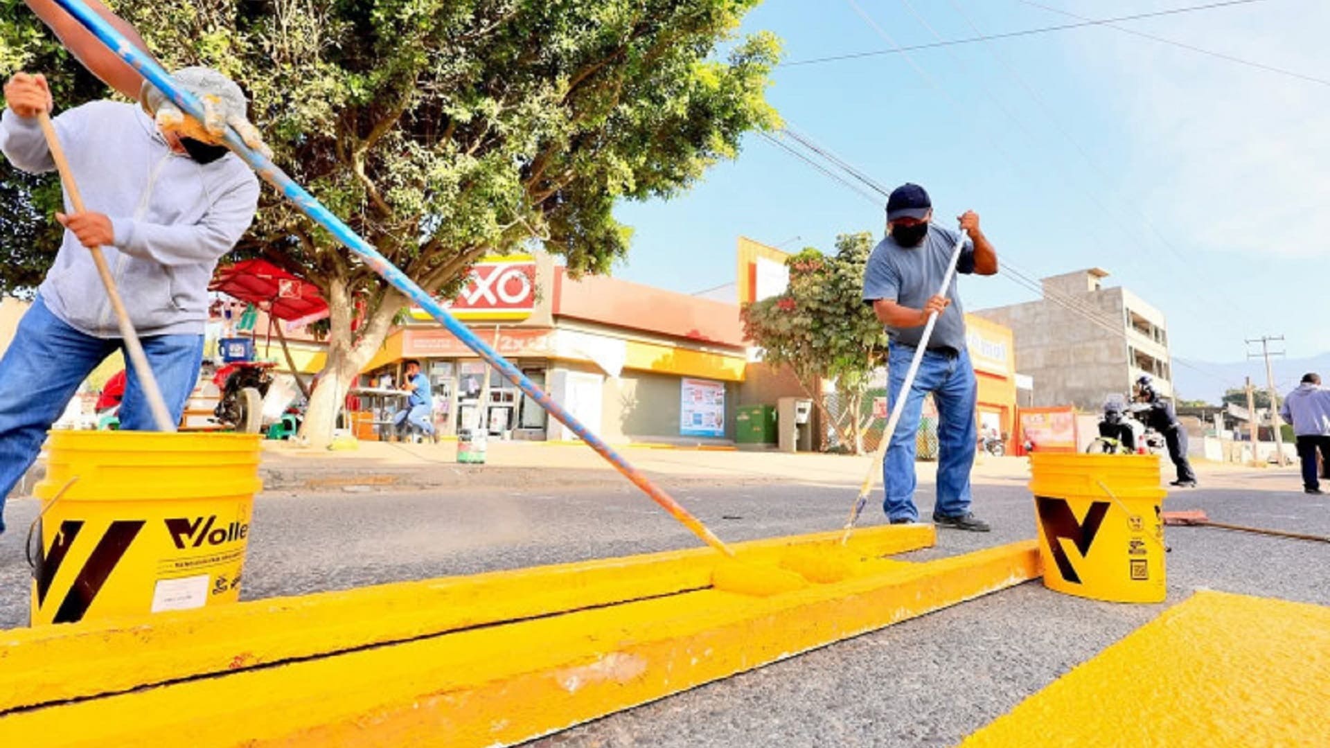 Vecinos de Eucaliptos impulsan tequio con jornada de pintura y colaboración comunitaria Vecinos de Eucaliptos impulsan tequio con jornada de pintura y colaboración comunitaria