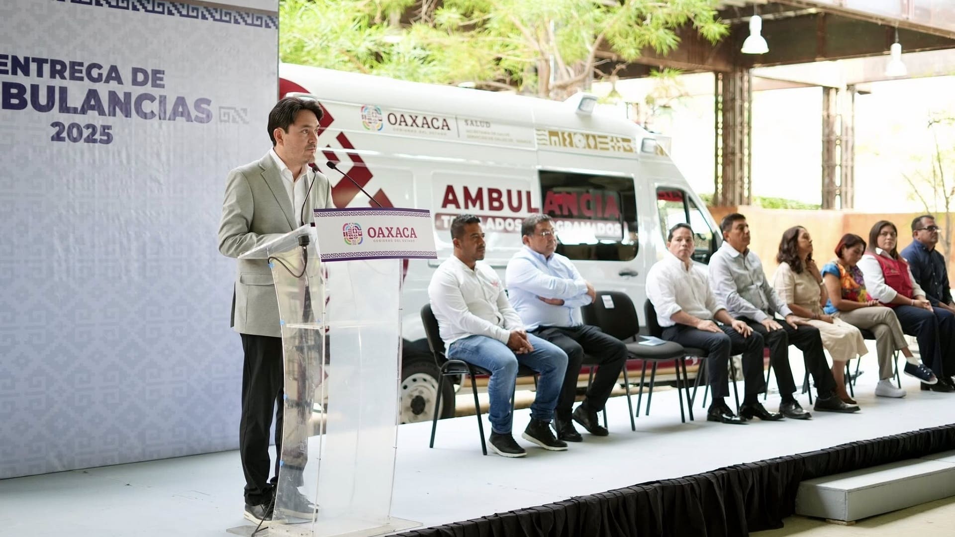 Gobierno de Oaxaca entrega 21 ambulancias de traslado a municipios y Cruz Roja
