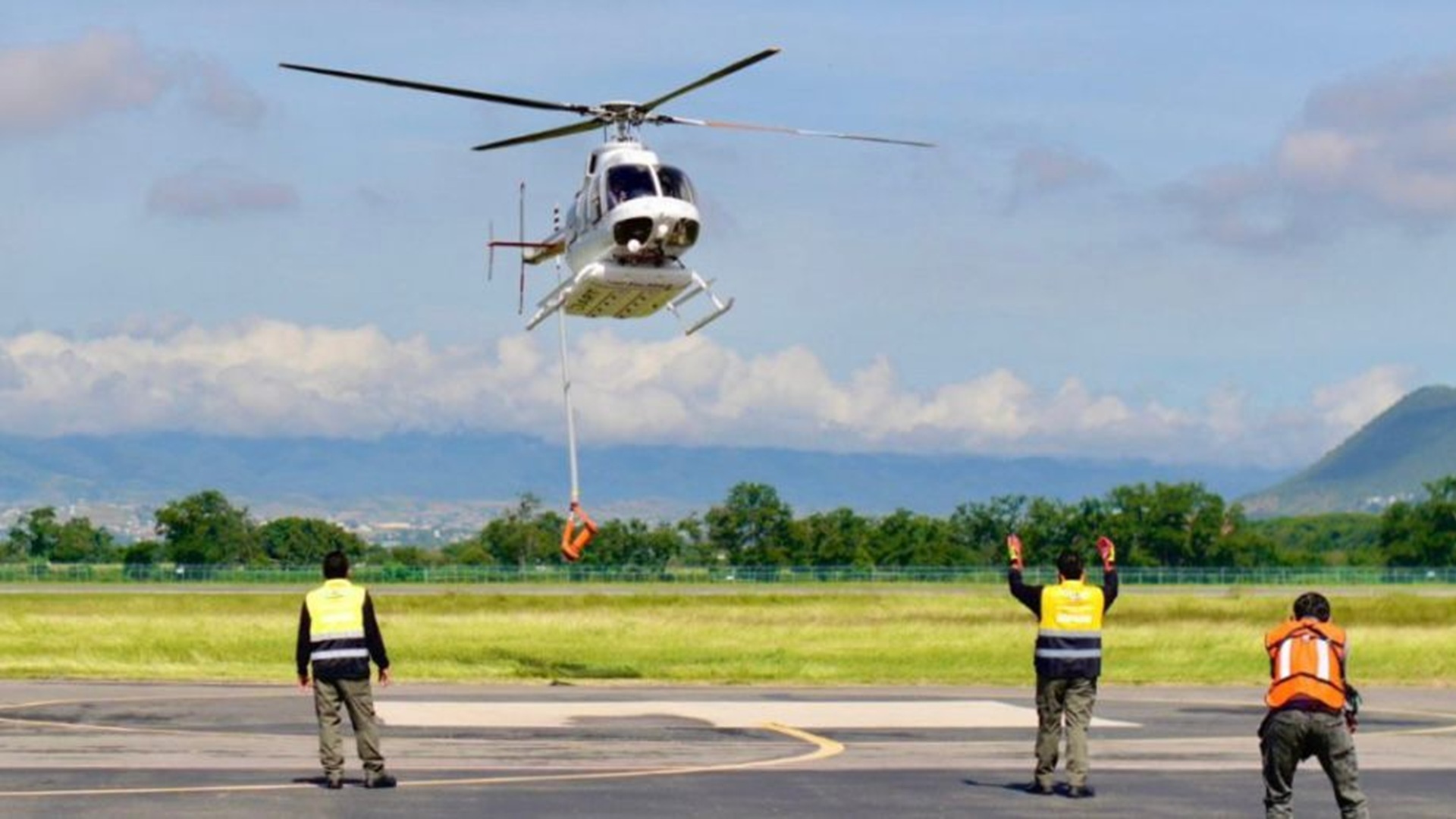 Con tres helicópteros Bell-407 Oaxaca combate incendios forestales