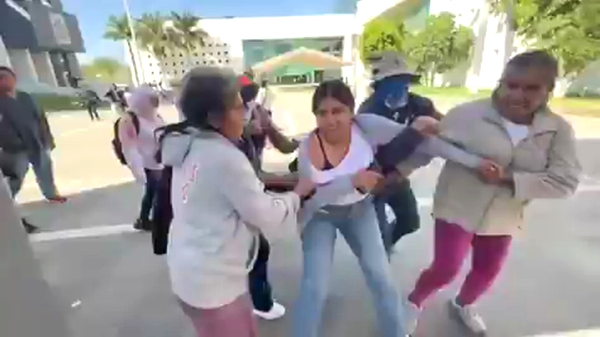 Congreso salva de destitución a alcaldesa de San Agustín Amatengo; pobladores la retienen y policía la rescata