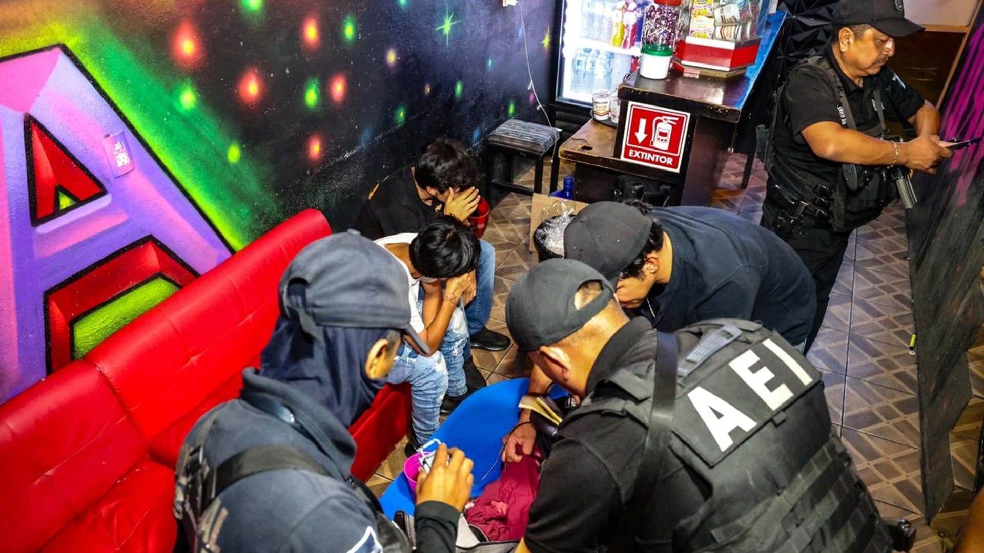 Clausuran bares irregulares en Valles Centrales; dos detenidos por corrupción de menores