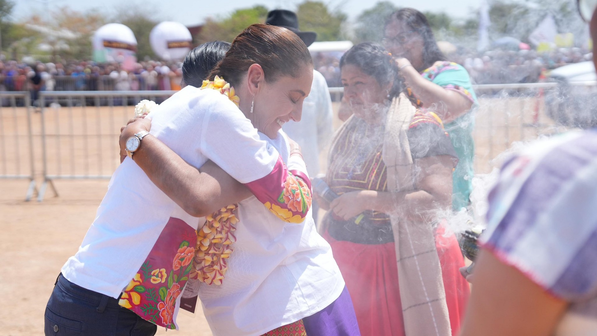 Traducen Cartilla de Derechos de las Mujeres a 69 lenguas indígenas; Sheinbaum reconoce a traductoras