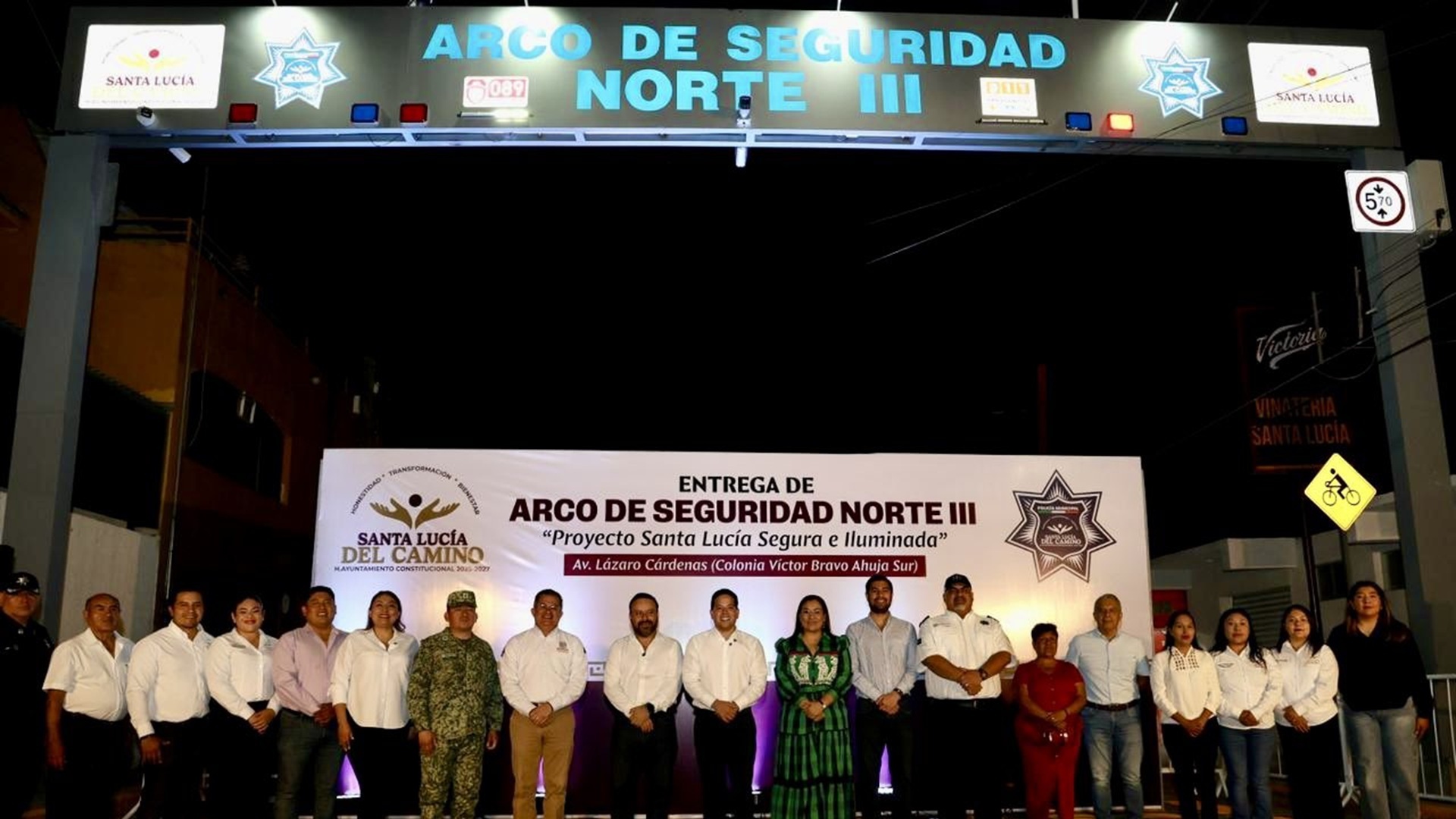 El presidente municipal de Santa Lucía del Camino y otras autoridades debajo de un arco de seguridad.