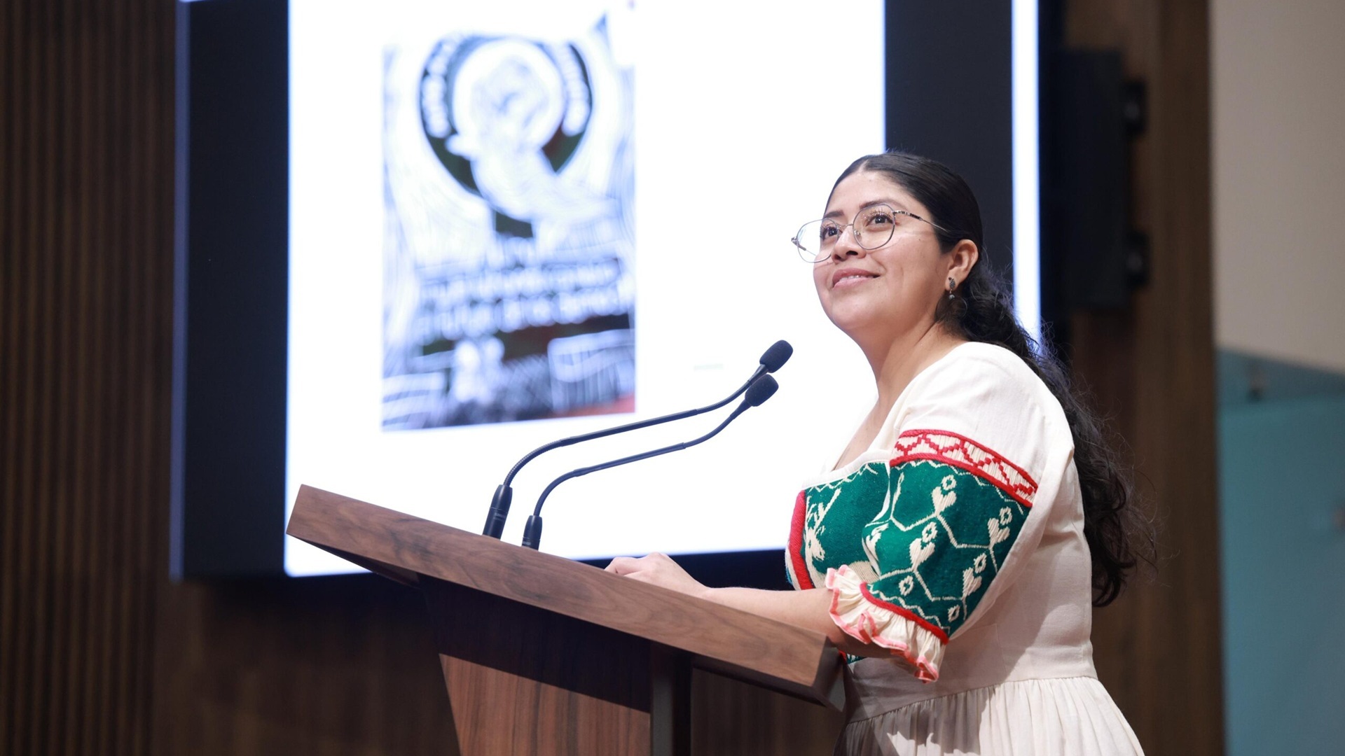 La diputada Analy Peral Vivar con vestido típico de una comunidd indígena oaxaqueña.