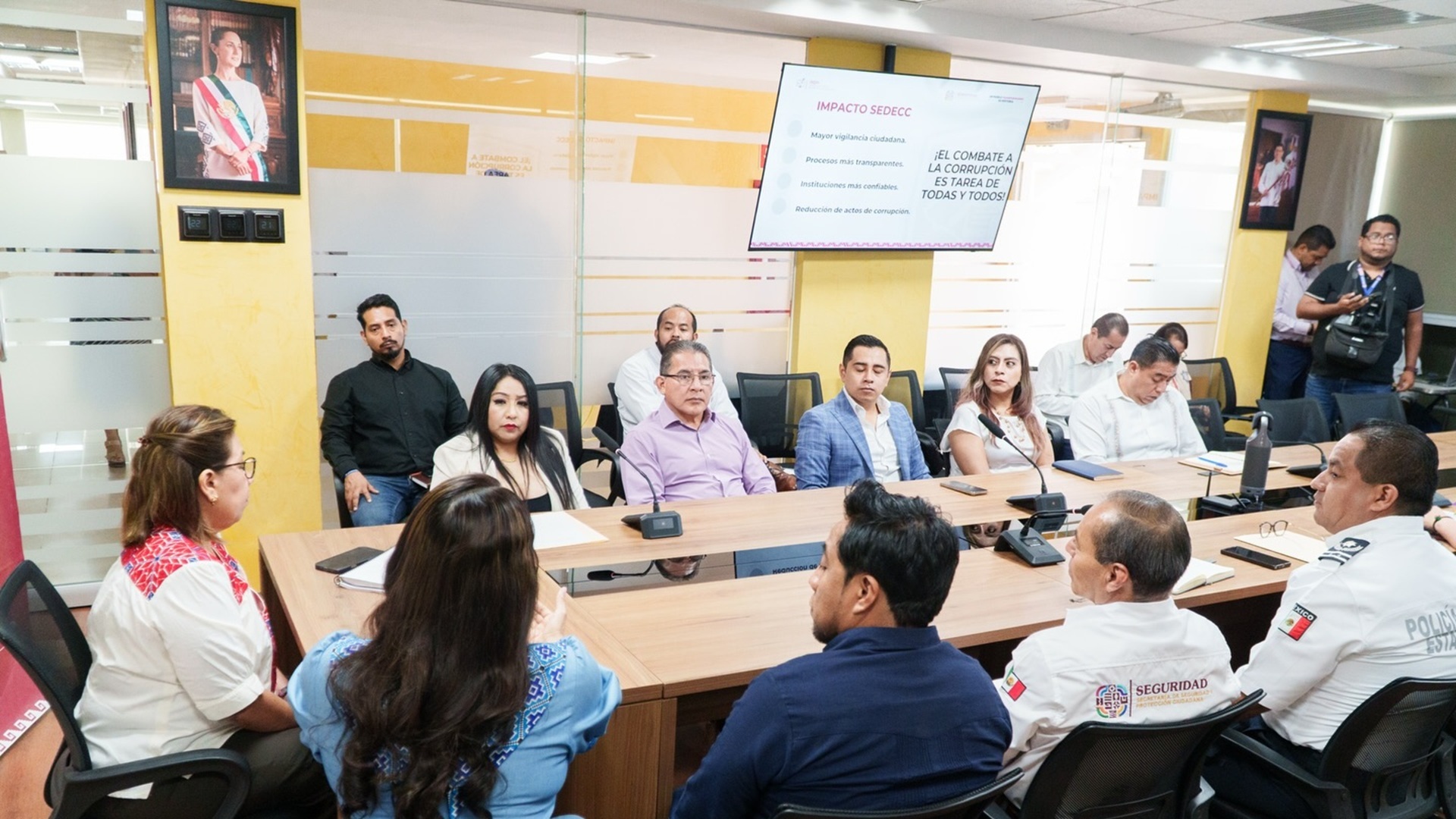 Integrantes del Sistema Estatal de Denuncias en Combate a la Corrupción de Oaxaca sentados en una mesa de trabajo.