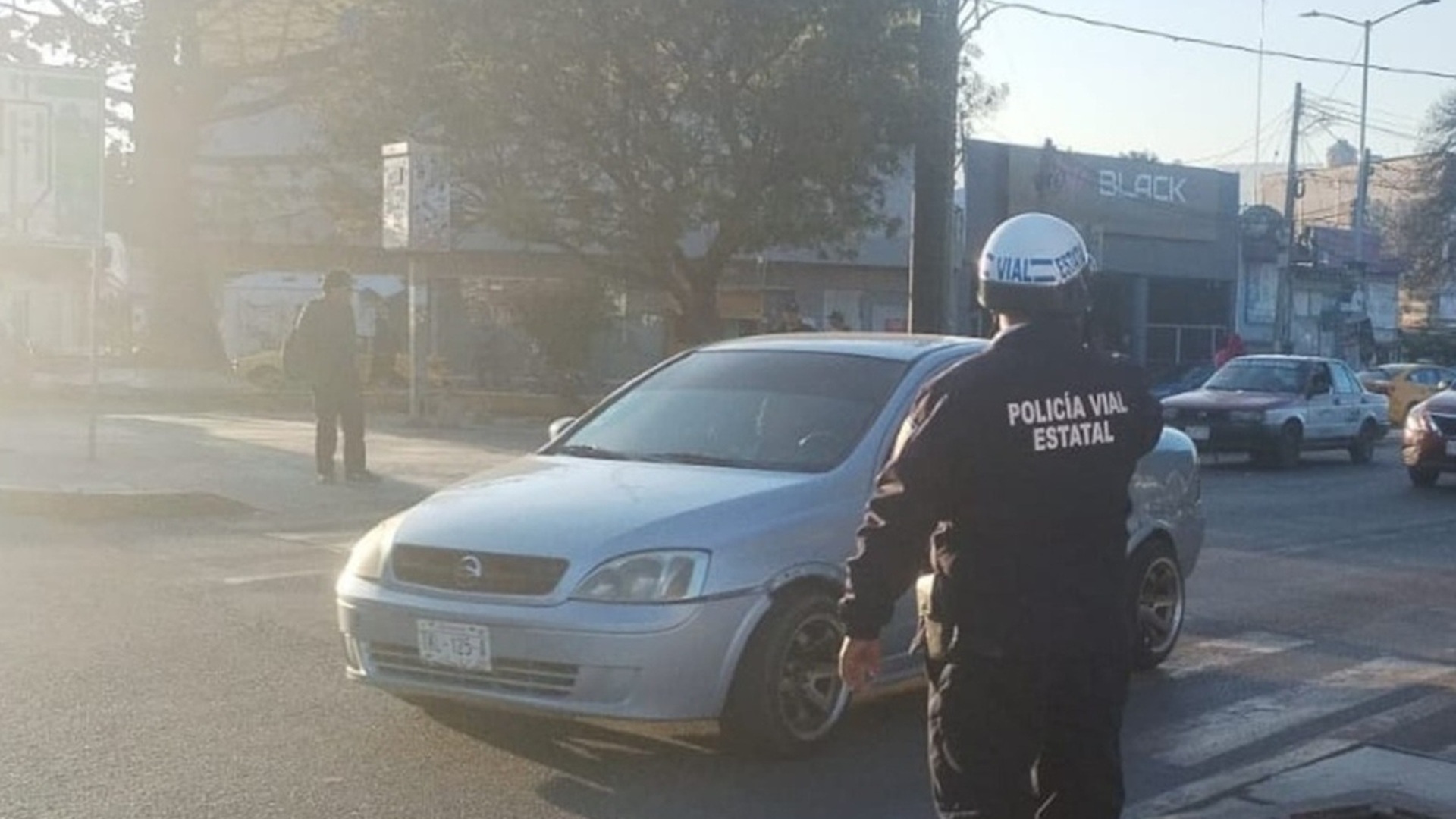 Elemento de la Policía Vial de Oaxaca con uniforme y casco en una calle de la capital oaxaqueña.