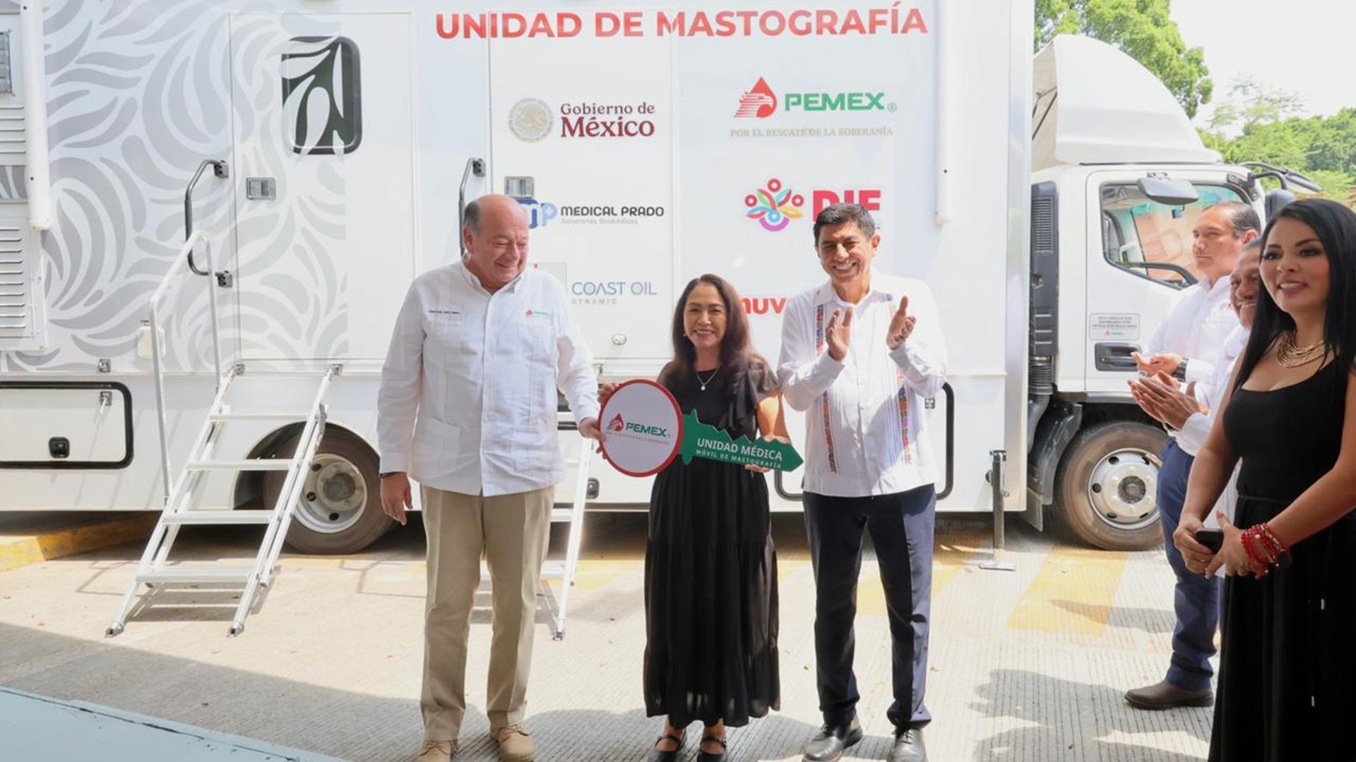 Pemex entrega Unidad Médica Móvil de Mastografía para fortalecer la salud de mujeres en Oaxaca