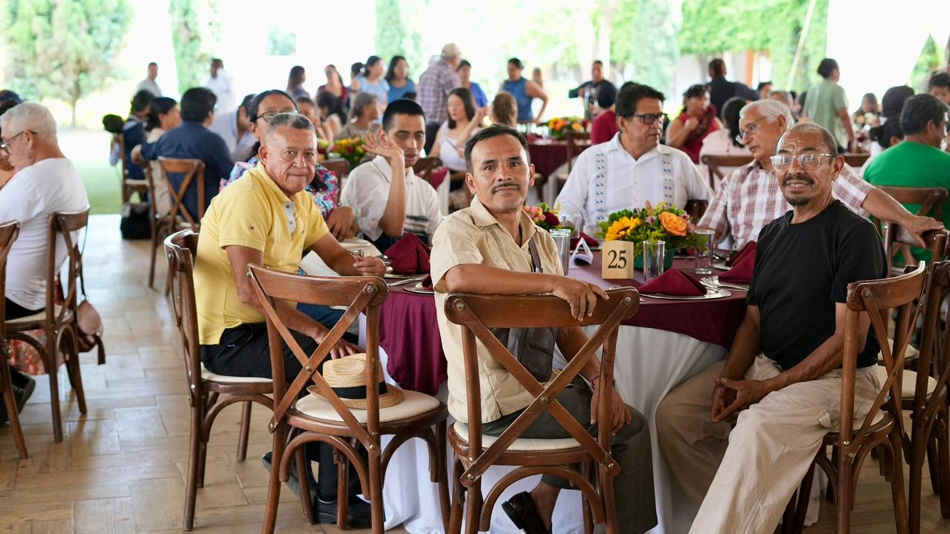 Salomón Jara entrega escrituras y apoyos a voceadores de Oaxaca