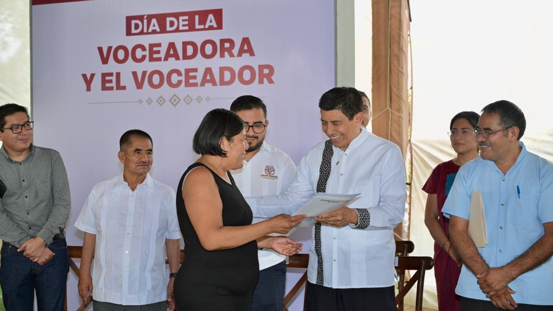 Salomón Jara entrega escrituras y apoyos a voceadores de Oaxaca