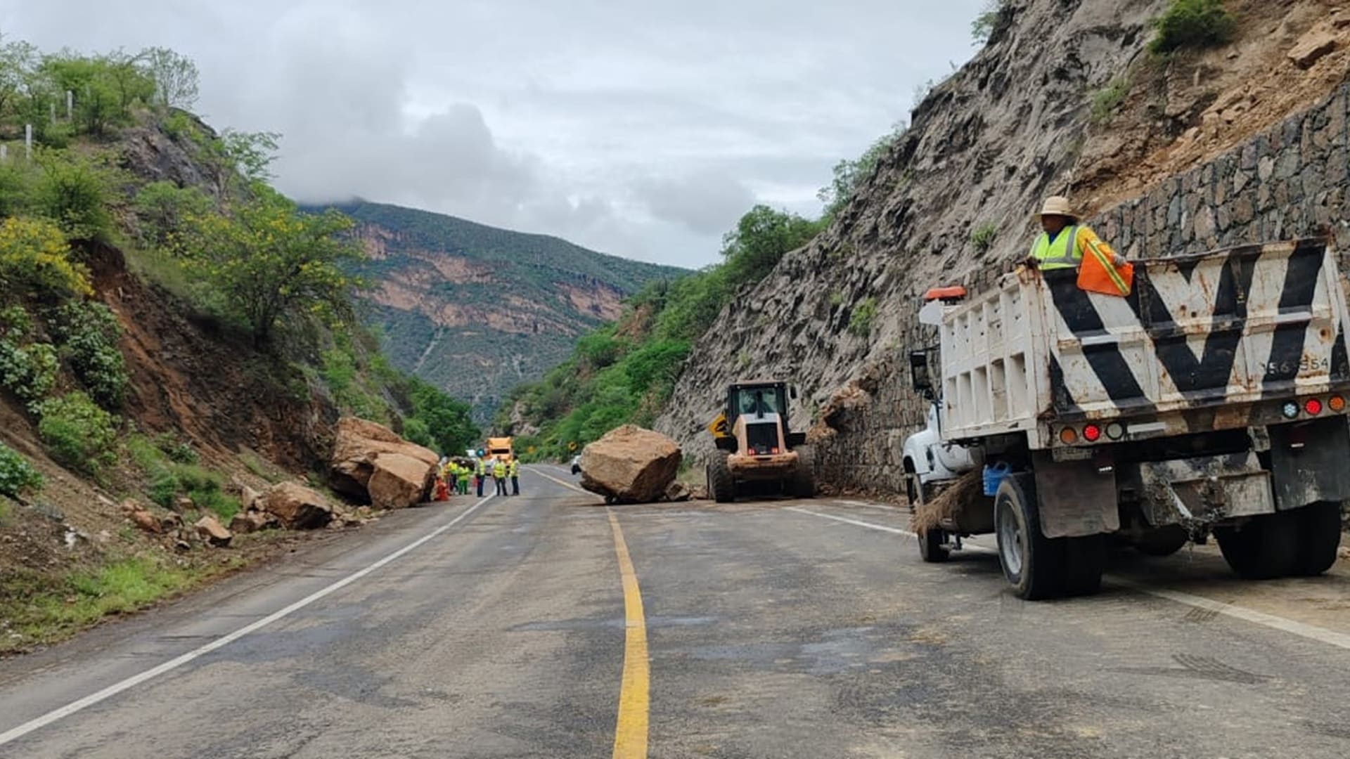 Activan Plan de Atención Vial en Emergencias en Oaxaca por constantes lluvias y derrumbes