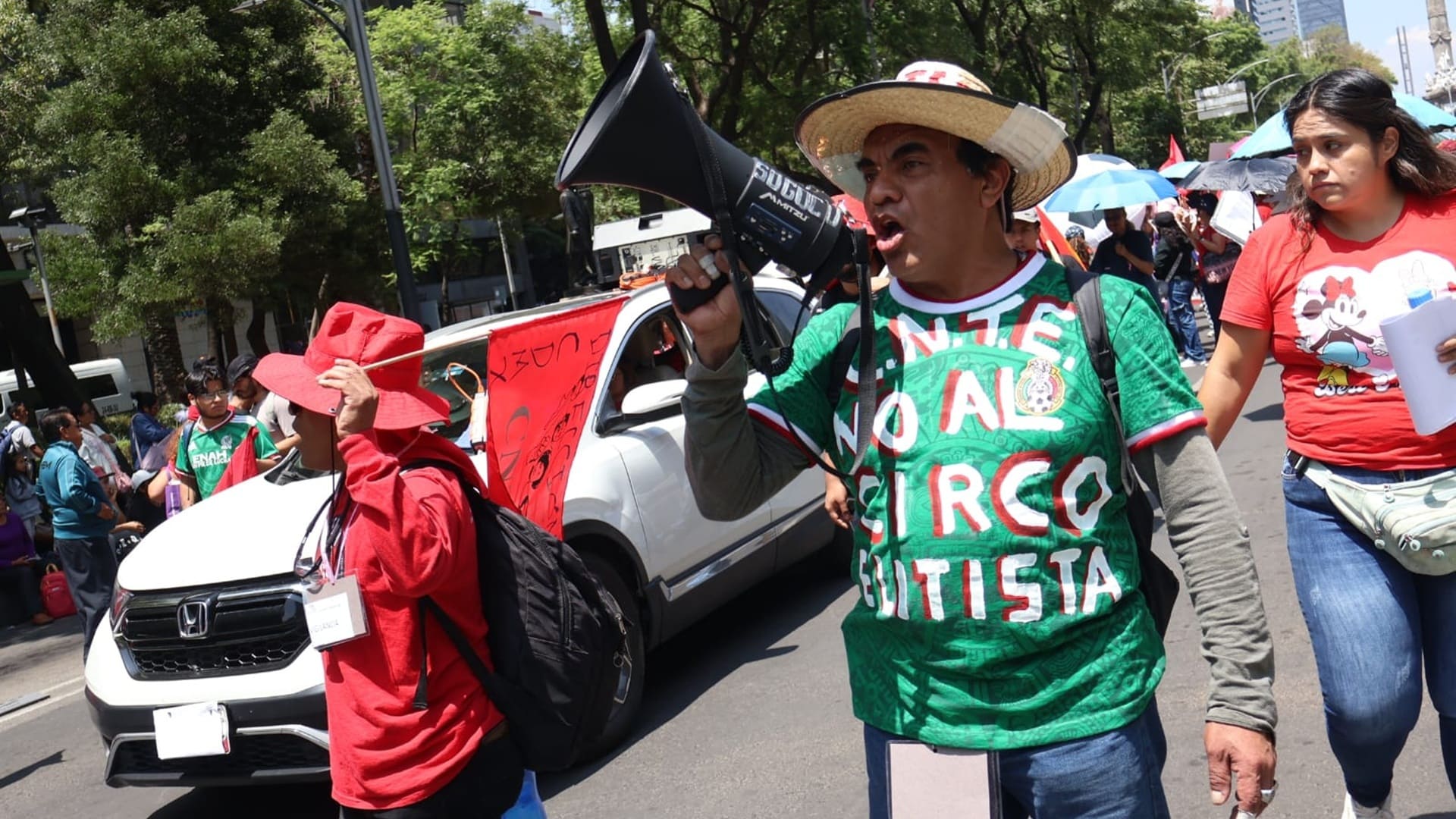 Sección 22 paraliza Oaxaca: marcha, bloqueos y paro magisterial dejan sin clases a 874 mil alumnos