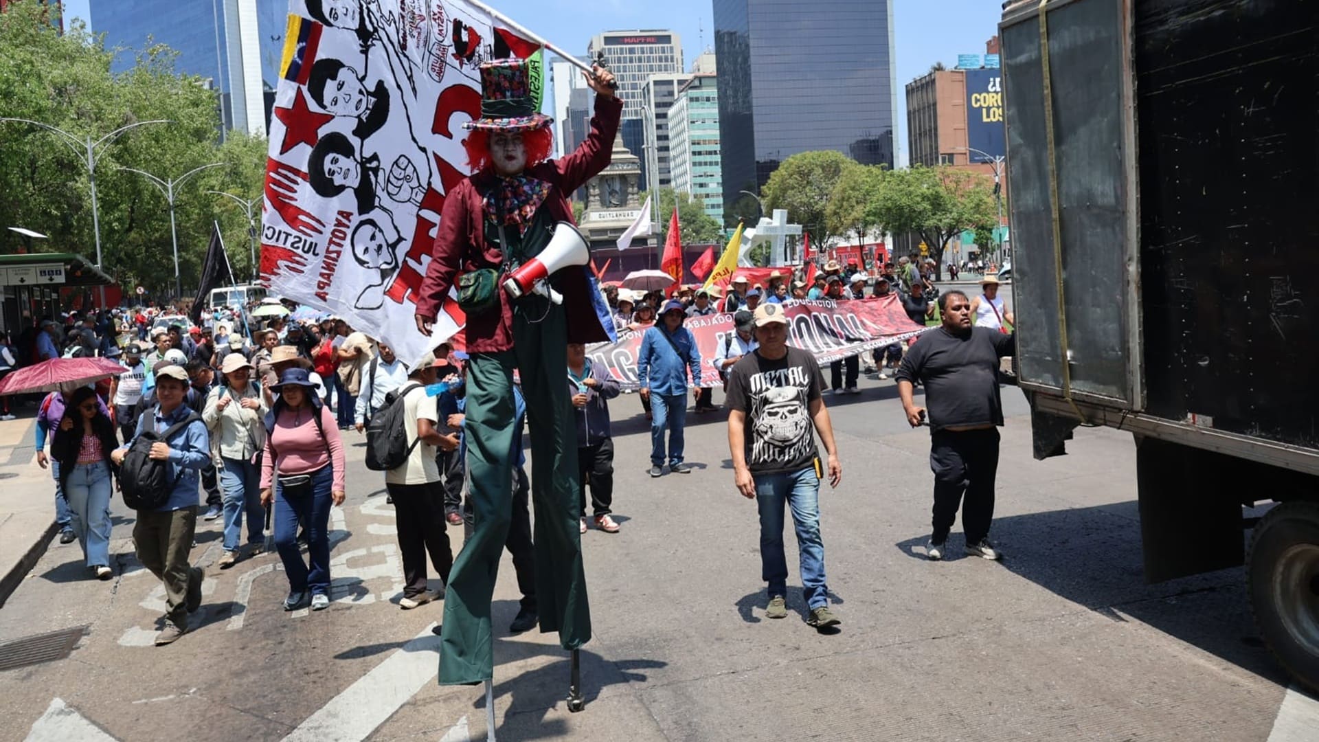 Sección 22 paraliza Oaxaca: marcha, bloqueos y paro magisterial dejan sin clases a 874 mil alumnos