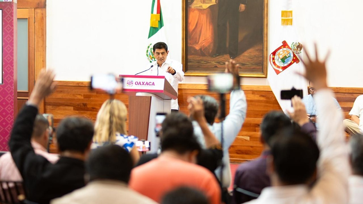 Diputada Irma Pineda con un huipil con adornos rojos ofrece un discurso frente a un micrófono en el Congreso de Oaxaca