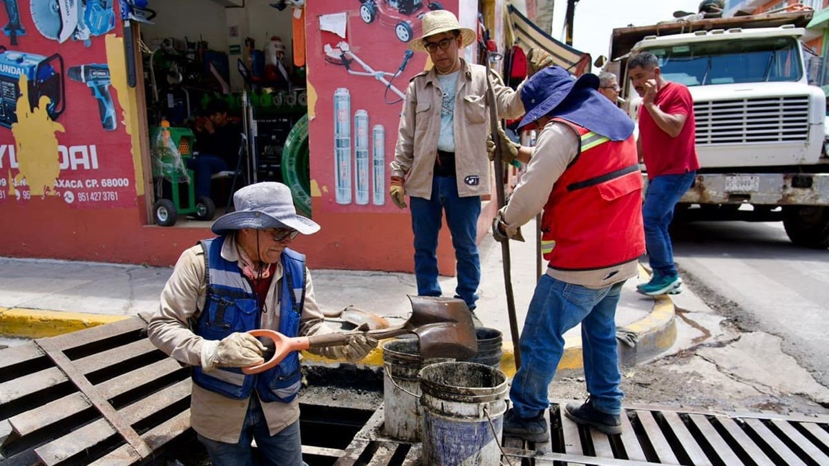 Trabajadores de limpia de Oaxaca realizan limpieza del drenaje en el Centro Histórico de la capital oaxaqueña.