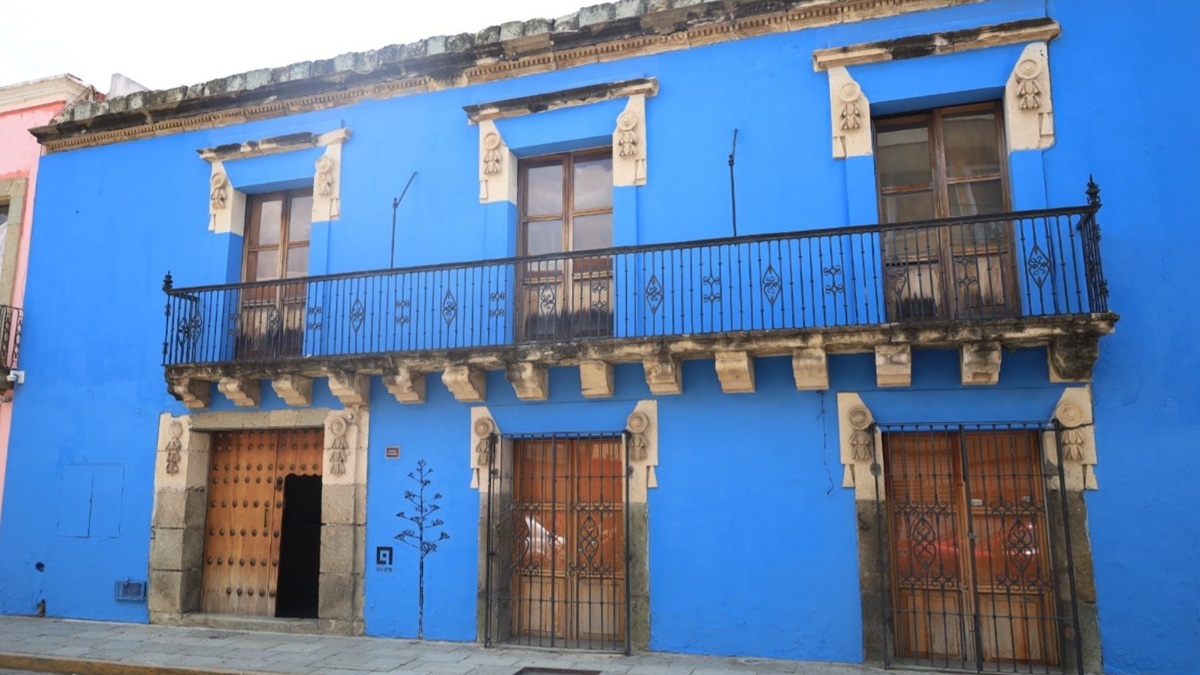 Facha azul de una edificio antiguo en el Centro Histórico de Oaxaca.