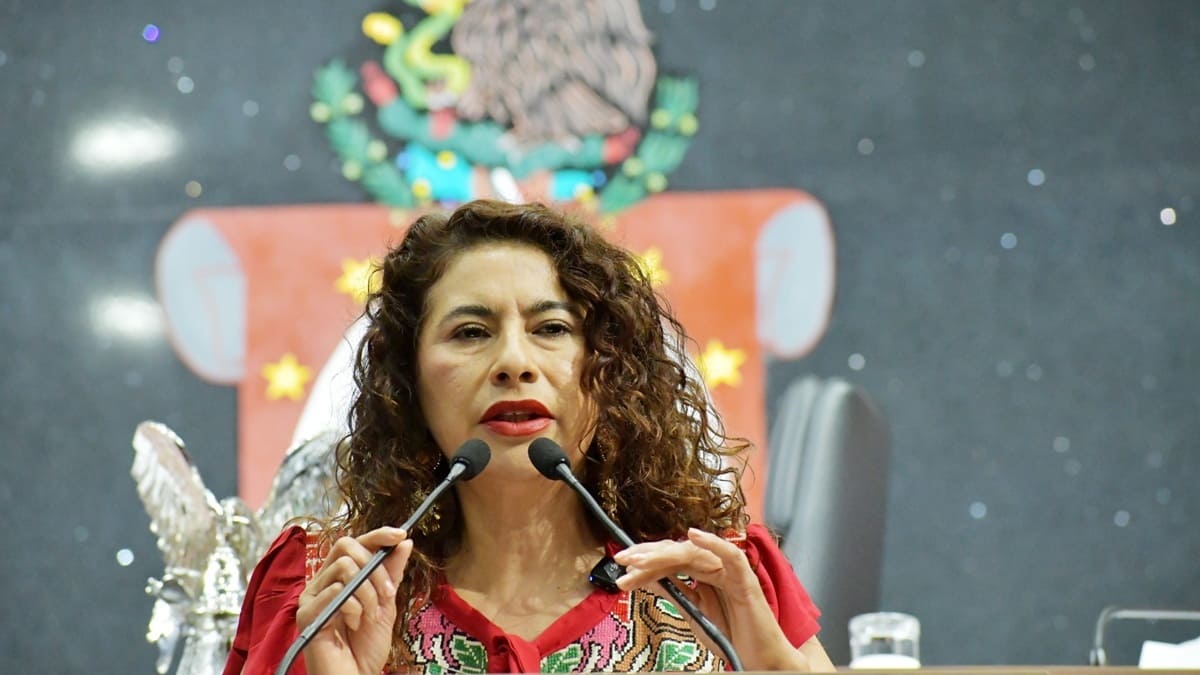 La diputada Eva Diego Cruz, presidenta de la Mesa Directiva del Congreso de Oaxaca, con un vestido rojo en tribuna