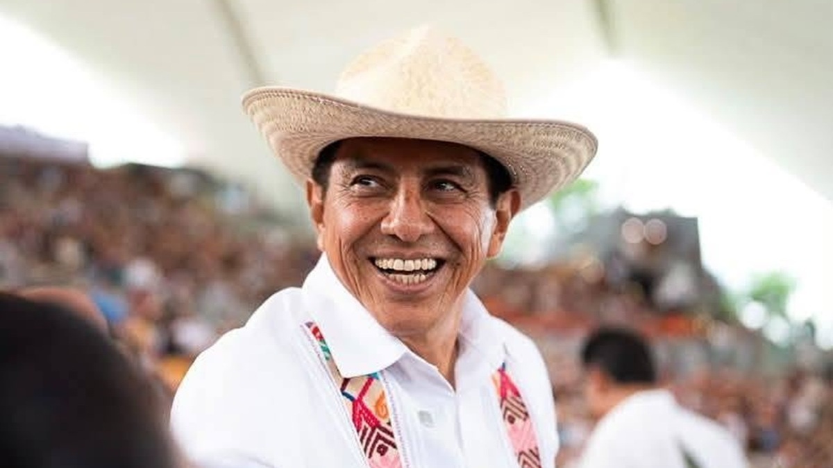 Salomón Jara con sombrero de paja durante la Guelaguetza 2026