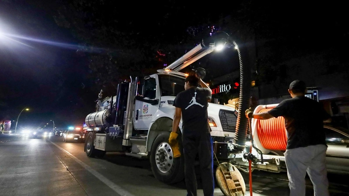 Lluvias y saturación del drenaje obligan a desazolve nocturno en el Centro Histórico de Oaxaca