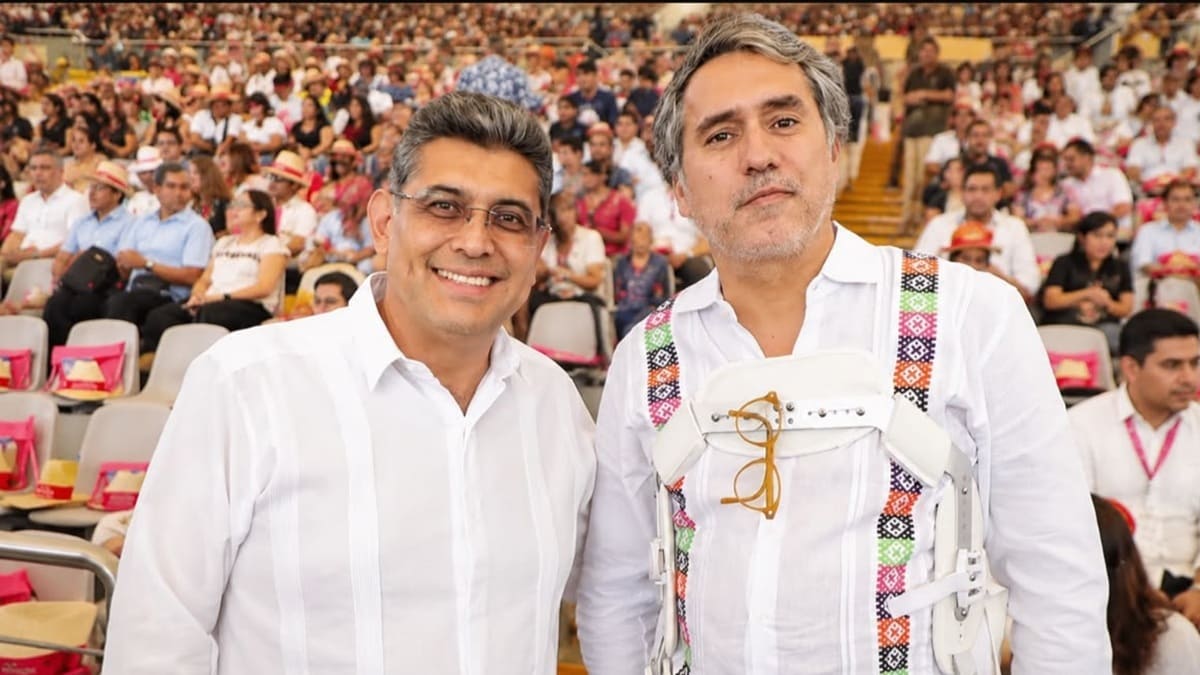 Raúl Ruiz Robles y Francisco André juntos en el Auditorio Guelaguetza posando para la foto.