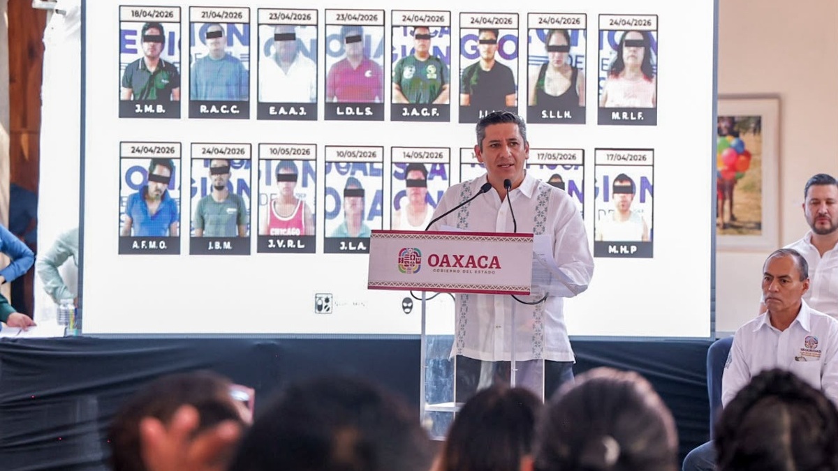 El fiscal Bernardo Rodríguez Alamilla durante una conferencia junto a un tablero con distintos rostros