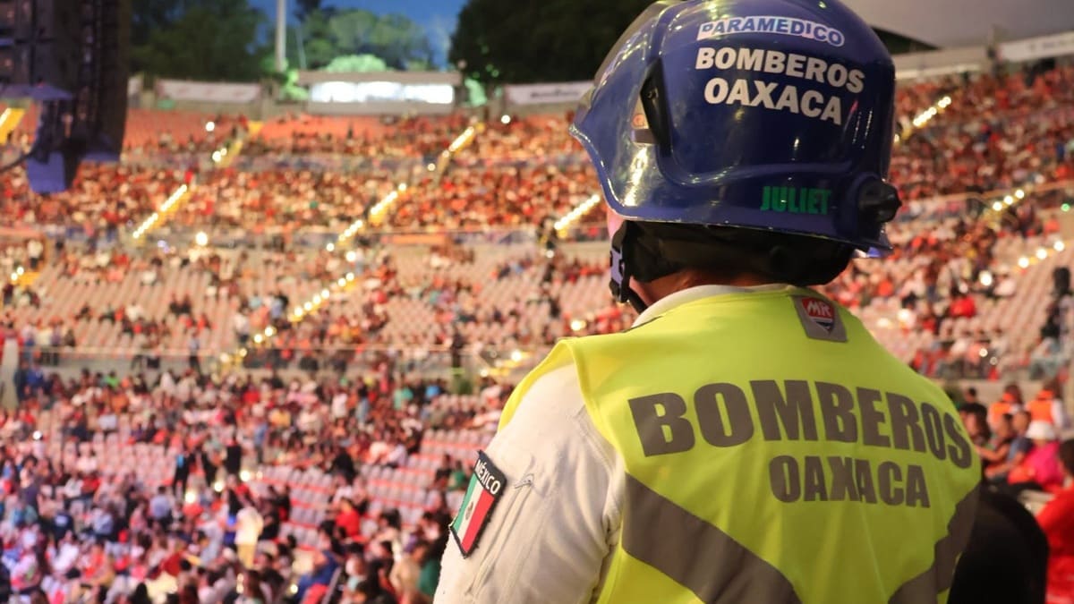 Elemento del Heroico Cuerpo de Bomberos de Oaxaca observa a los asistentes al Primer Lunes del Cerro durante la Guelaguetza 2026