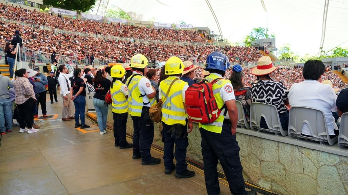 Personal de atención médica de los SSO presentes en el Auditorio Guelaguetza este lunes 20 de julio