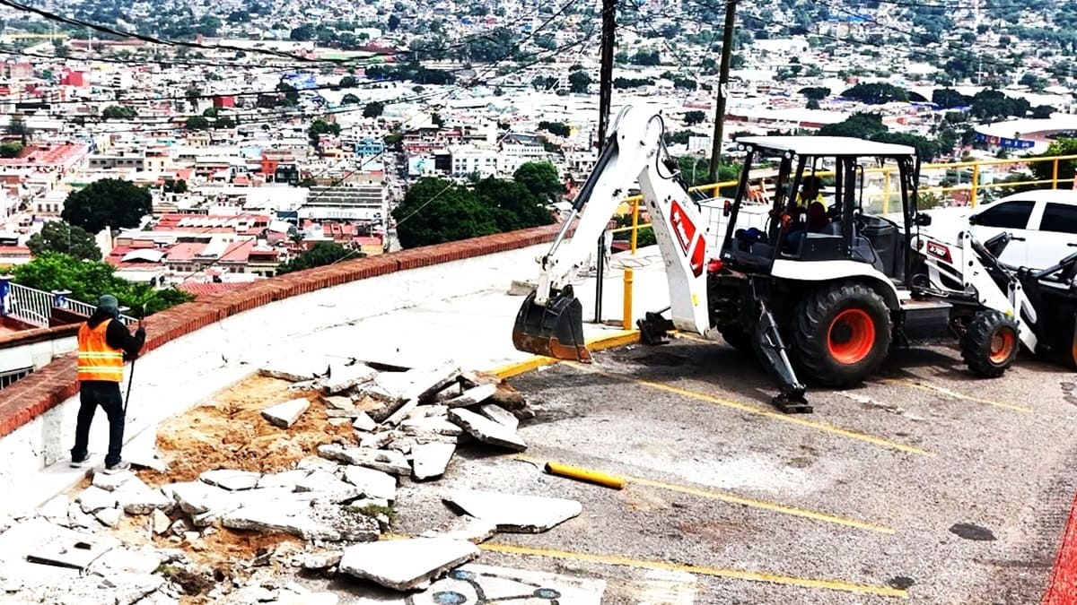 Un trabajador conduce maquinaria pesada para levantar concreto en el Mirador del Cerro del Fortín.