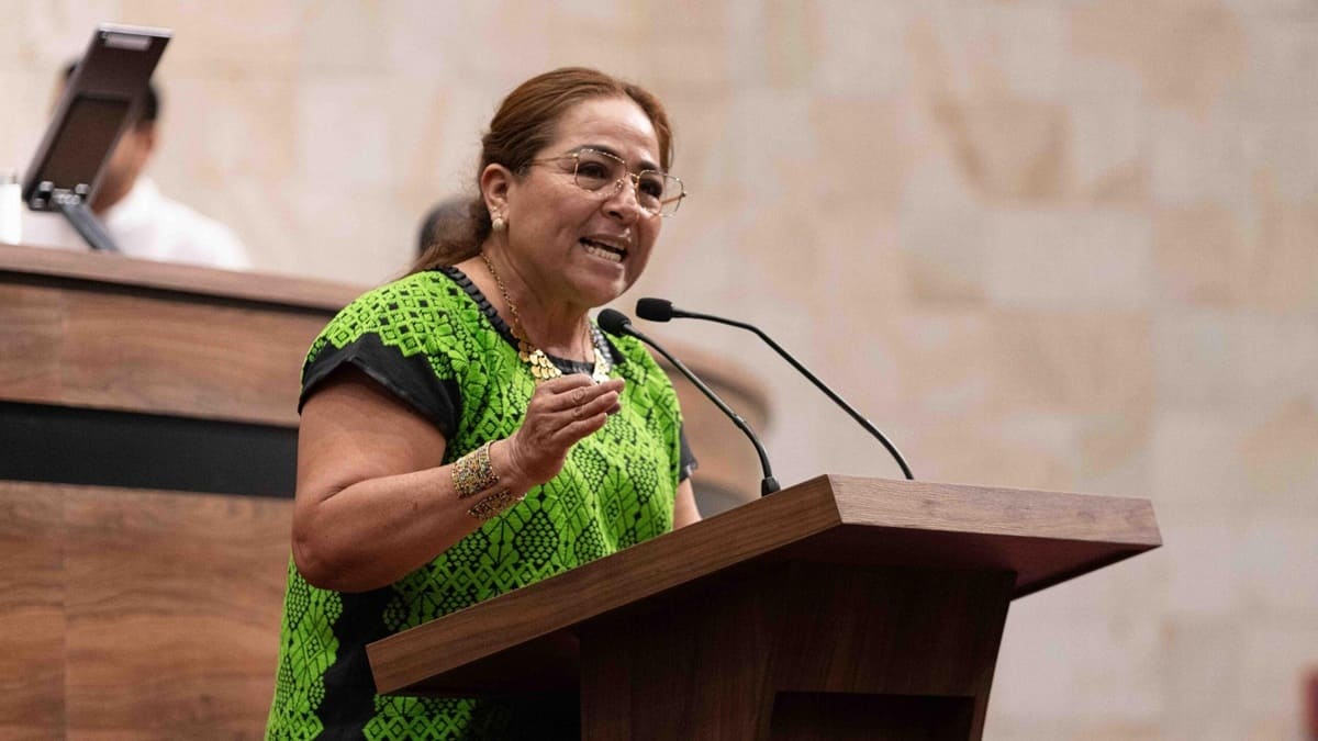 Diputada María Francisca Antonio Salgado, con huipil verde, da un discurso en el Congreso de Oaxaca