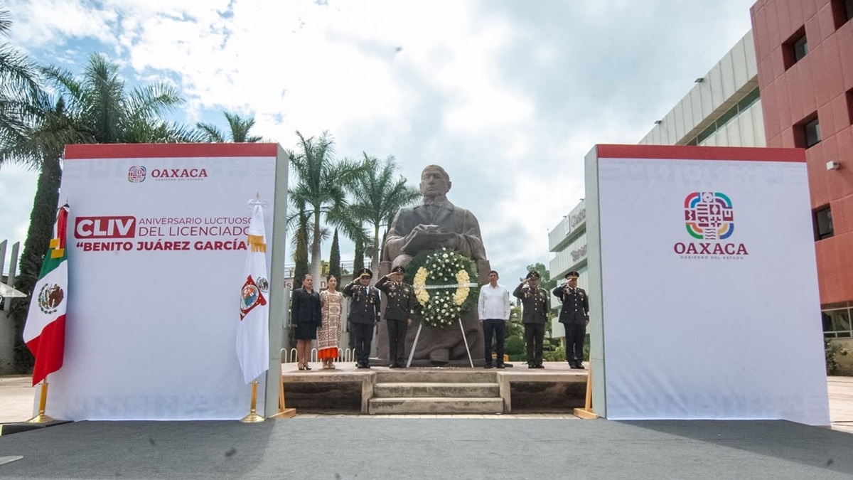 Salomón Jara monta guardia de honor junto a otros funcionarios por el 154 aniversario luctuoso de Benito Juárez.