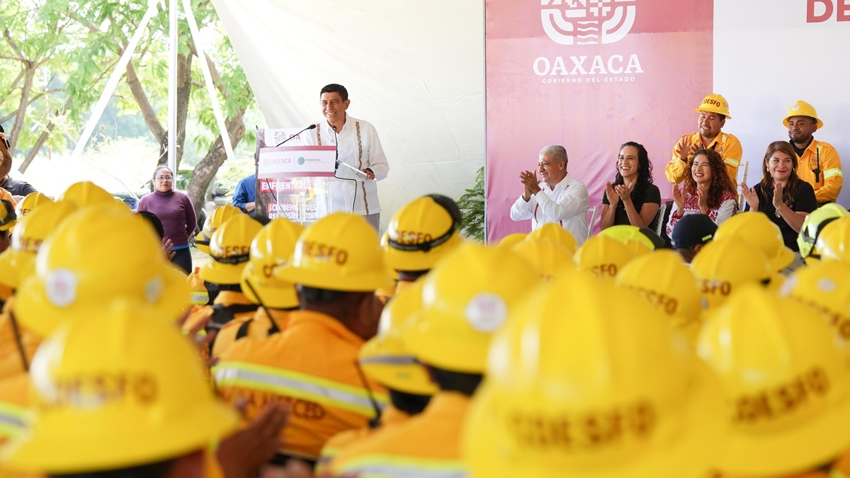 Salomón Jara encabeza un discurso dirigido a los brigadistas vestidos con cascos amarillos.