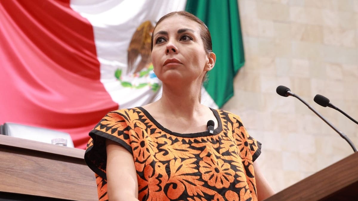 Diputada Ale Morlan da un discurso en el Congreso de Oaxaca vestida con huitil