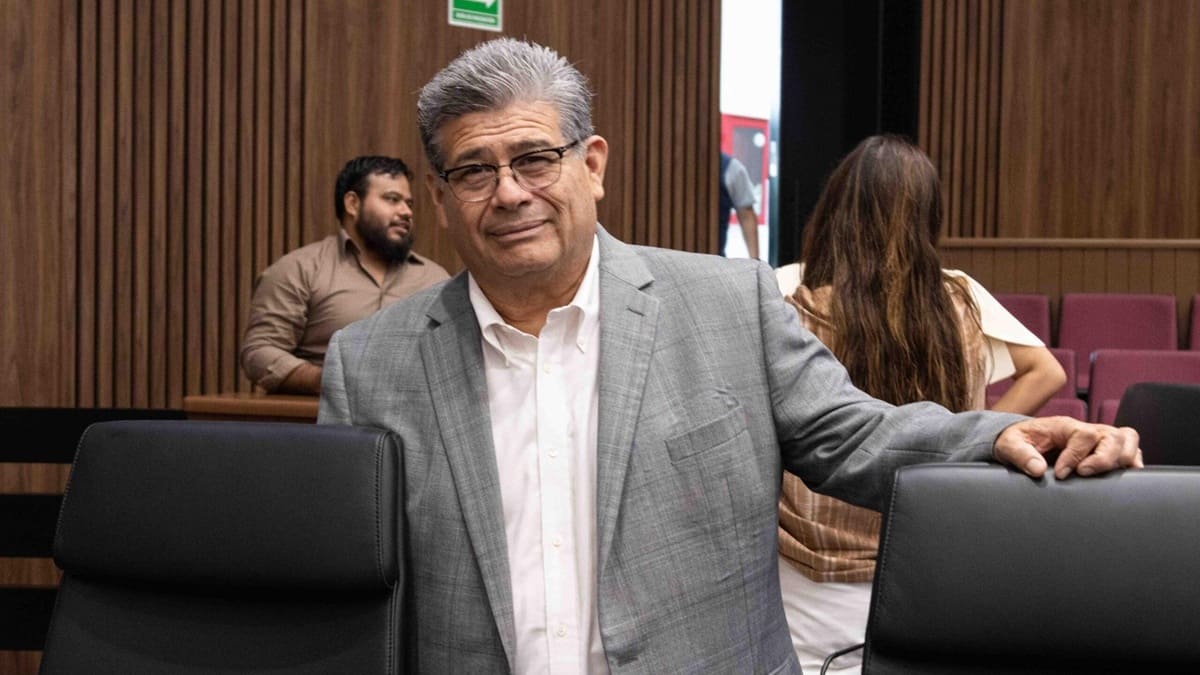 El diputado Javier Casique de traje gris entre dos curules en el Congreso de Oaxaca