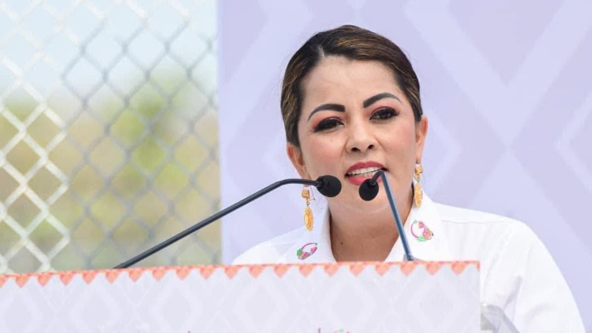 Saymi Pineda con camisa blanca y cabello recogido ofreciendo un mensaje desde un atril del Gobierno de Oaxaca