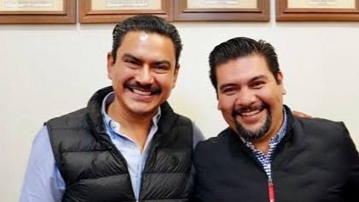 Ray Chagoya y Martín Gamboa, presidente municipal y jefe de gabinete respectivamente sonríen a la cámara abrazados.