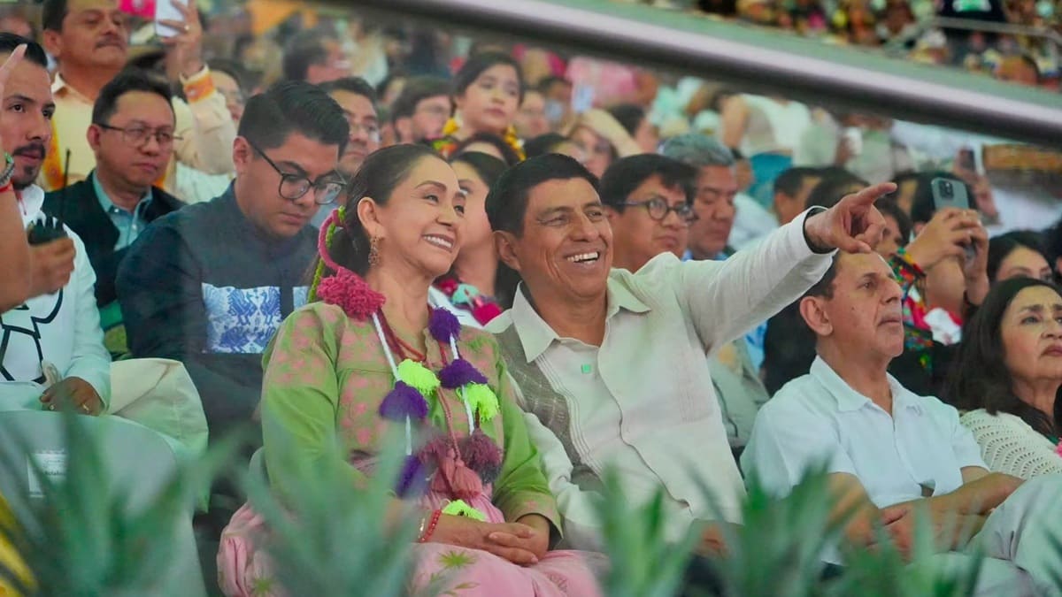 Salomón Jara e Irma Bolaños en el Auditorio Guelaguetza entre los cientos de asistentes a la edición 2026.