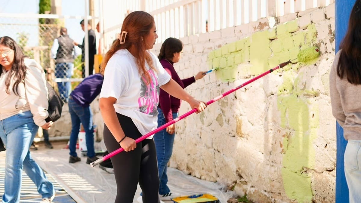 Mujeres participan en la jornada de tequio en la colonia Monte Albán