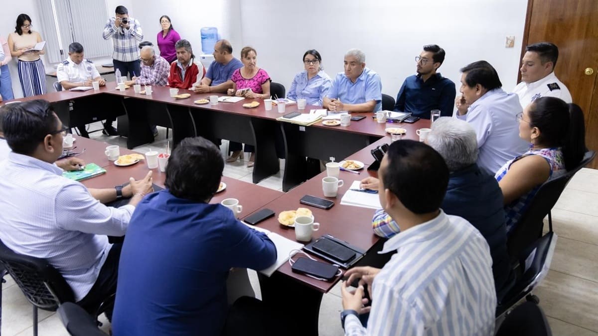 Semovi y taxistas acuerdan definir nuevos circuitos para ordenar el servicio en Oaxaca