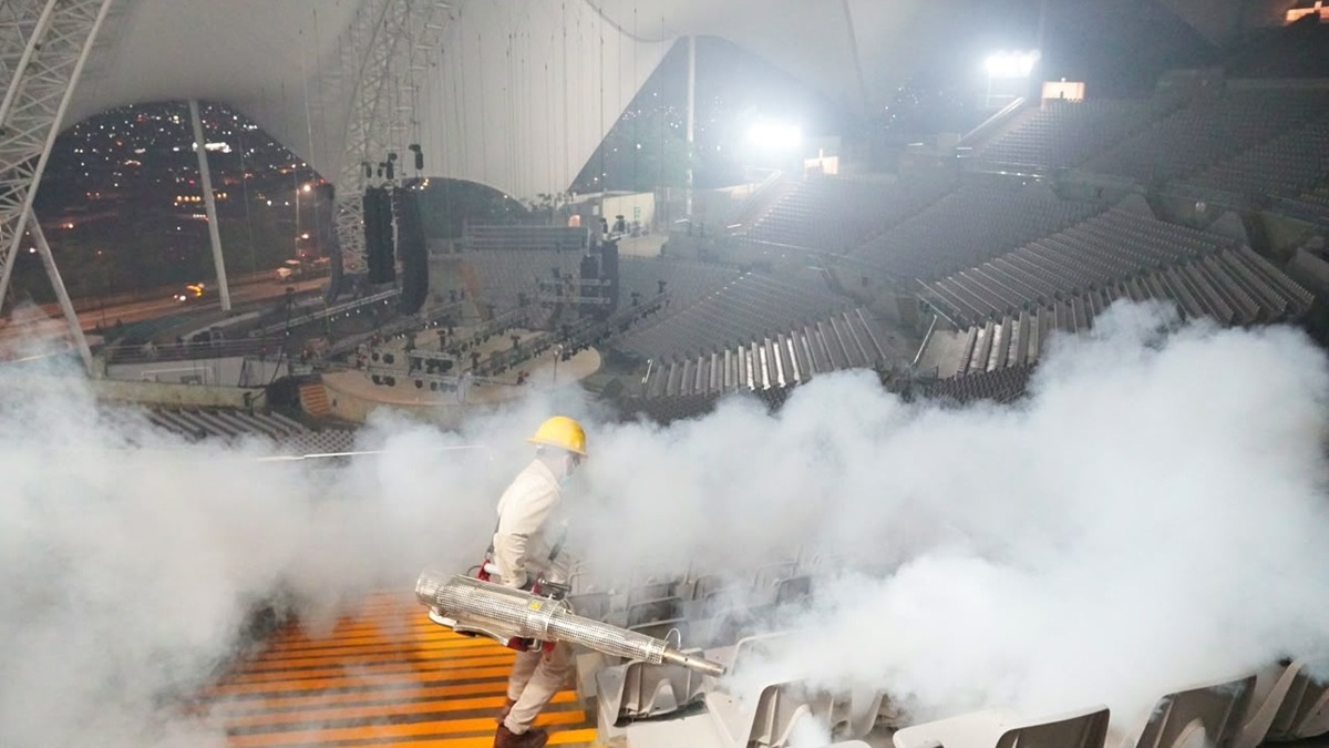 Personal de SSO fumigan dentro del Auditorio Guelaguetza