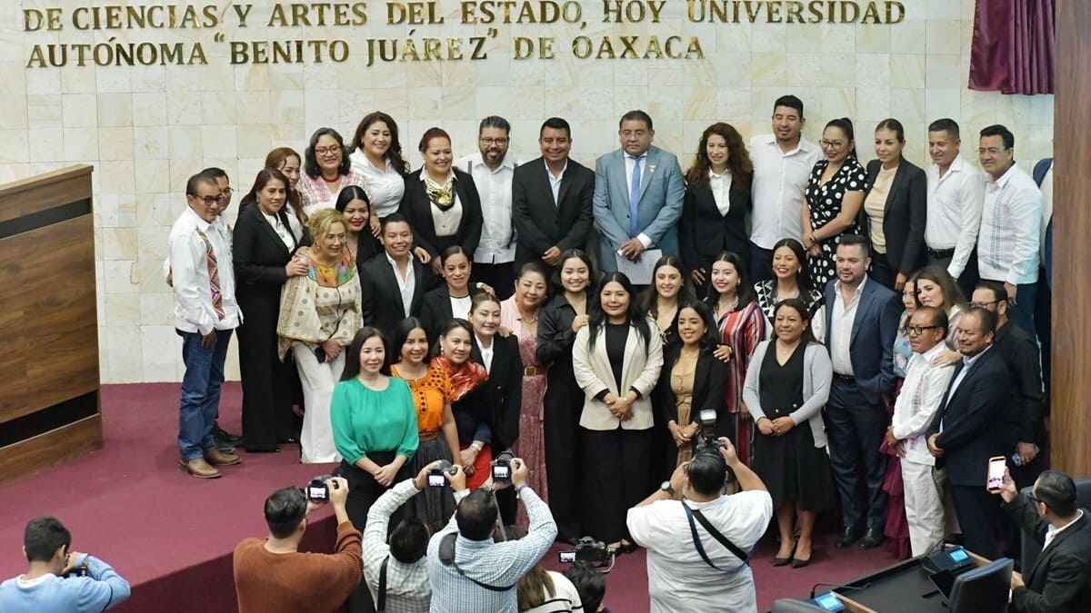 El rector Farid Acevedo rodeado de personas en el Congreso de Oaxaca