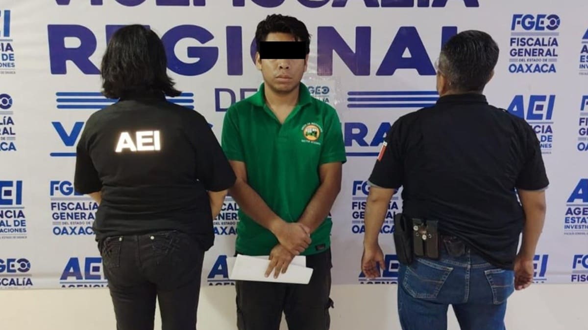Hombre joven esposado con los ojos protegidos con franja negra por mandato de ley