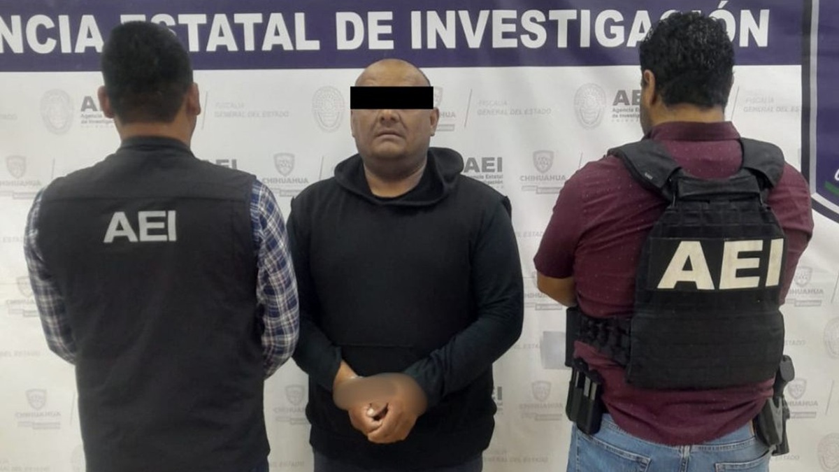 Numeroso grupo de combatientes forestales mexicanos formados con trajes amarillo y negro con las banderas de México y Canadá