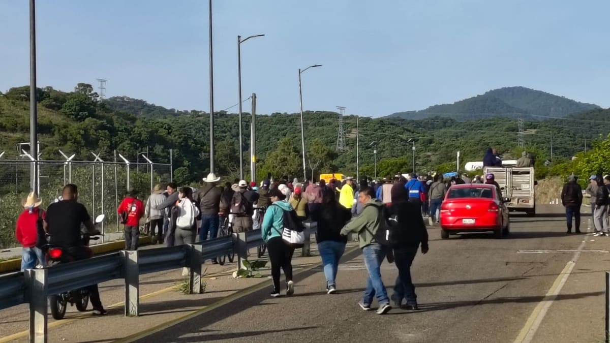 Decenas de personas en una protesta en la caseta de Huitzo, Oaxaca