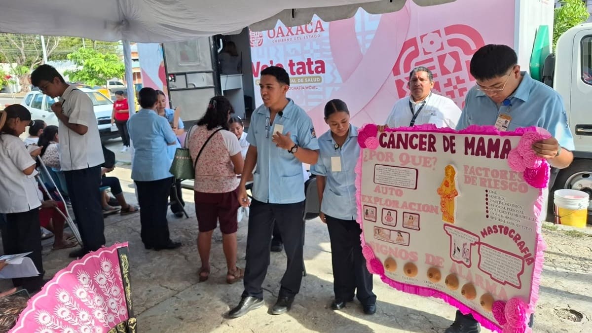 Personal de Servicios de Salud de Oaxaca muestra cartulinas informativas sobre el cáncer de mama