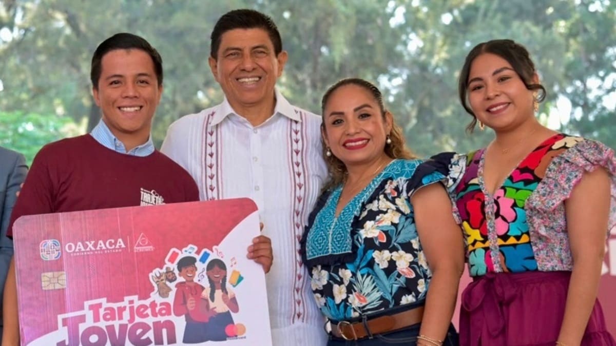 Salomón Jara entrega Tarjeta Joven a más de mil 500 jóvenes Salomón
